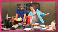 Ricardo ziet niks en Natasja hoort niks, als dat maar goed gaat tijdens het cake bakken!