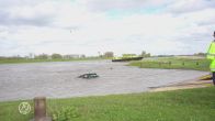 Auto belandt in IJssel, bergers halen voertuig uit het water