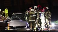 Brandweer bevrijdt persoon uit auto na ernstig eenzijdig ongeval in Diemen