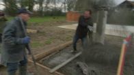 'Is er iemand gewond?' Cement storten gaat helemaal mis!