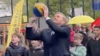 Koning Willem-Alexander blijkt geen basketbaltalent en gooit volledig mis