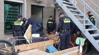 Bouwvakkers bekogeld door krakers, politie ontruimd kraakpand
