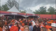 Drukte bij de bar bij 538 Koningsdag door pinstoring