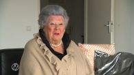 'Dat is toch Beatrix? Waar is de bewaking?' Woerdense Beja lijkt als twee druppels water op prinses