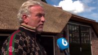 Gordon sneert naar Gerard en is hij druk met heropening Blushing