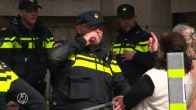 Regenachtige Dam stroomt langzaam vol, toeschouwers streng gefouilleerd