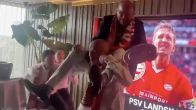 PSV-icoon Willy van de Kerkhof komt bijna ten val nadat hij op schouders wordt getild