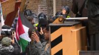 Politie grijpt in bij UvA-demonstratie: ME slaat met wapenstokken, bezetters gooien spullen