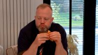 Bart eet alles met Filet American