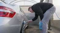 Niets te doen? Dan maar de auto's wassen!