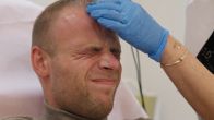 Ruud staat doodsangsten uit bij pijnlijke behandeling voor haargroei