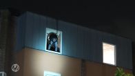 Verwarde man hangt uit het raam en opent gaskraan in Rotterdam