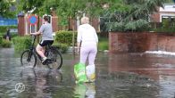 Noodweer in Friesland, halve meter aan water stroomt door straten