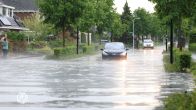 Noodweer in Friesland, halve meter aan water stroomt door straten