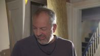 Hans worstelt met de ontstane lekkage
