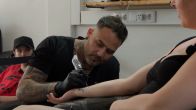 Deze tattoo verwijdering betekent heel veel voor moeder en zoon