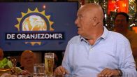 Jack van Gelder richt zich tot publiek in De Oranjezomer-studio: 'Jullie mogen het zien, hoor!'