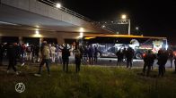 Uitzinnige Go Ahead-fans wachten spelersbus op, feest in stadion