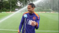 Van Dijk schrikt van sproeiers: 'Special effects hè!'