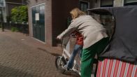 Greetje zorgt voor hilarisch tafereel op fiets: 'NIET ZO HARD!'