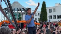 Zien: Wilfred zingt EK-nummer 'Johnny Rep' bij Muziekfeest op het Plein!