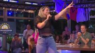 Steffany zingt 'Atemlos' tijdens opening De Oranjezomer