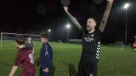 Voetbaltraining sloopt de jongens compleet!