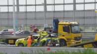 Auto van Rijkswaterstaat geramd door vrachtwagen op A15