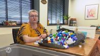 Dop zit vast aan plasticfles, hoe moeten goede doelen nu hun boontjes doppen?