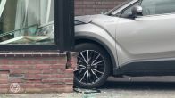 Auto knalt gevel woning binnen in Voerendaal
