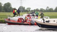 Zeilboot ramt spoorbrug bij Grou, twee gewonden