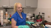 Jacoline maakt extreem vieze huizen gratis schoon: 'Het is een frisse start voor hen'