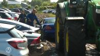 Opnieuw auto's van drassige parkeerplaats Harlingen getrokken: 'Lijkt de Zwarte Cross wel'
