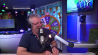 Henny Huisman blaast 73 kaarsjes uit en vertelt een mop!