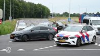 Vrouw laat zich uit auto vallen, politie rijdt over haar been