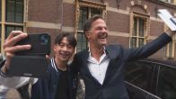 Rutte opgewacht na afscheidstoespraak voor selfies: 'Komt u nog wel naar Prinsjesdag?'