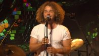 Boaz zingt 'Maggie' tijdens opening Vandaag Inside Oranje