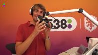 Aan de Familiefoon: Kevin, de broer van Brian Brobbey!