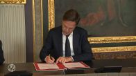 Rutte fietst voor het laatst weg van zijn werkplek op het Binnenhof.