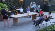 Sfeer slaat snel om tijdens potje ping-pong