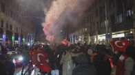 Sfeer slaat om na wedstrijd NL-Turkije: fans gaan met elkaar op de vuist en bekogelen ME