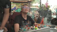 Kermisfan Damian mag attractie besturen en heeft de dag van zijn leven