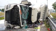Vrachtwagen kiepert om bij knooppunt Valburg