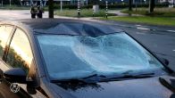Fietser zwaargewond na botsing met auto en belandt tientallen meters verderop op het asfalt