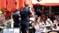 Politie doet onderzoek op terras waar man werd mishandeld