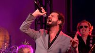 Bouke & The Elvis Matters band zingen de pannen van het dak met ‘Sweet Caroline’