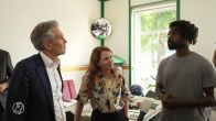 Premier Schoof 'ontdooide al snel' bij eerste werkbezoek aan opvangcentrum