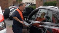 Pakketbezorger doet meer dan alleen bezorgen, helpt ook mensen