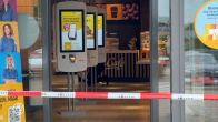 Man gooit vuurwerk naar binnen bij McDonalds, ontploft in de zaak