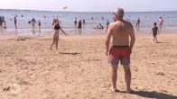 Stranden liggen vol op zomerse dag